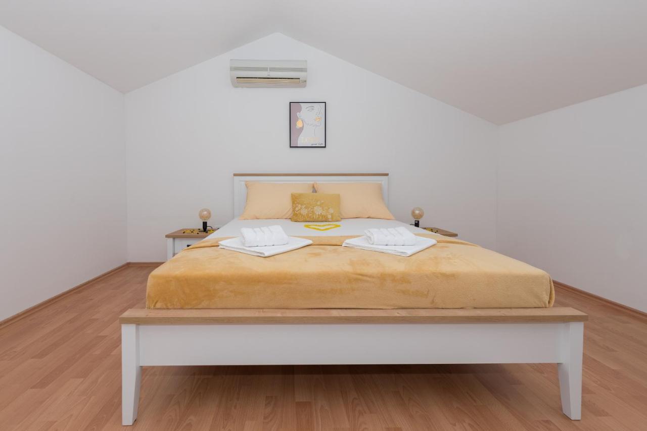 Deluxe 3 Bedroom Apartment With Sea View Baska Voda Exterior photo